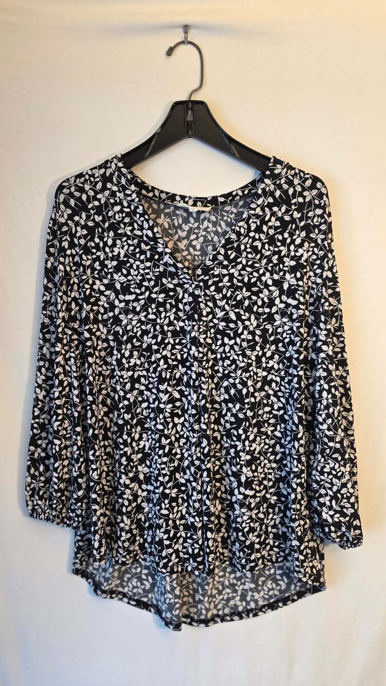 Two by Vince Camuto Black and White Floral V-Neck Long Sleeve Top, Size XL